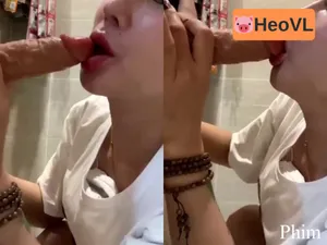 Vào nhà tắm thủ dâm bú cậu bé giả