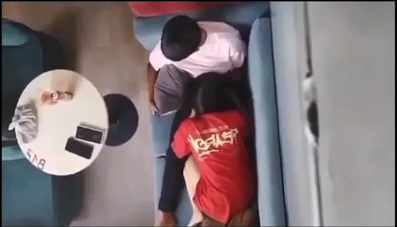 Quay lén cô bạn gái mút liếm cho em gái nơi công cộng